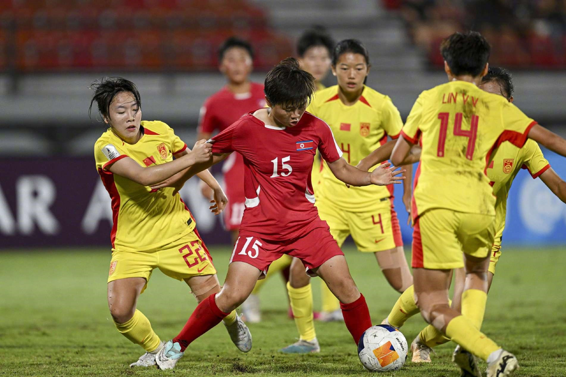 雷速足球直播-中国女足队备战奥运，全力备战冲刺态势