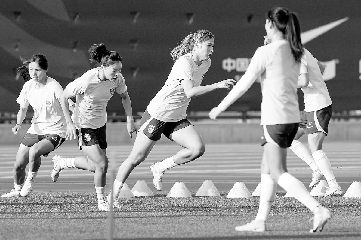 中国女足队备战奥运，全力备战冲刺态势