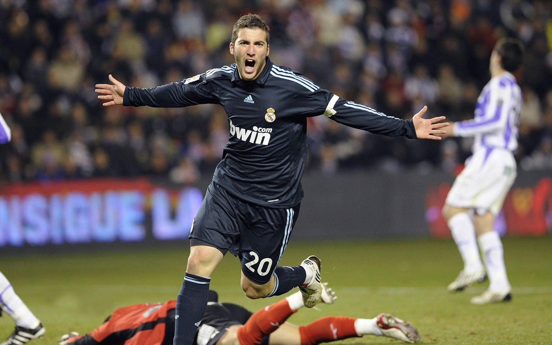 猛龙正面击溃山西队，福克斯在美加墨世界杯接管比赛